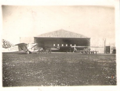 Esta fotografía creo que es de un campo del Sur de Francia donde se ven varios aviones que, presuntamente, 10