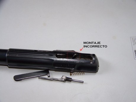 Alguien me podria ilustrar sobre como se desmonta la aguja percutora y el indicador de carga de la pistola 90