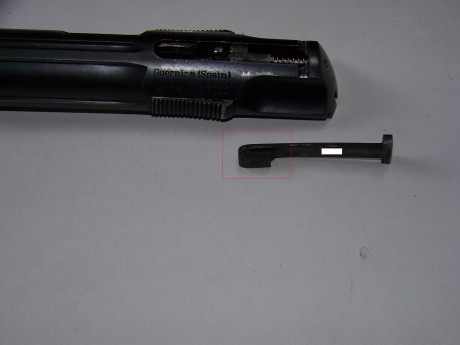 Alguien me podria ilustrar sobre como se desmonta la aguja percutora y el indicador de carga de la pistola 102