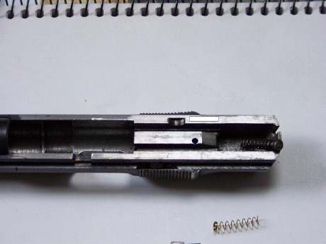 Alguien me podria ilustrar sobre como se desmonta la aguja percutora y el indicador de carga de la pistola 101