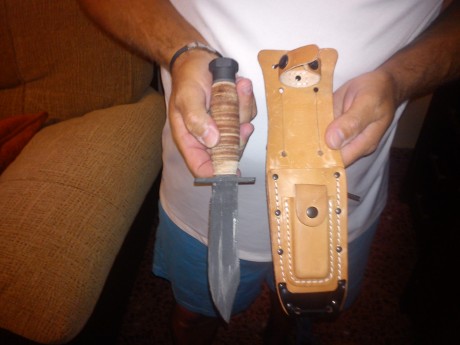 Hola mis hijos me an regalado este cuchillo por mi cumpleaños.Es muy robusto y tiene un filo que da miedo.Es 01