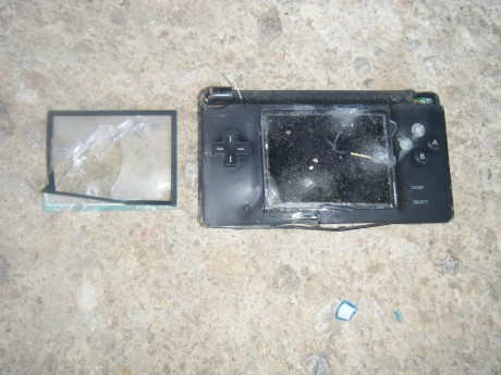 Hola a todos. Hoy me he encontrado una nintendo DS rota y pienso... voy a hacerle una "reparacion" 02