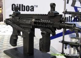 De Israel, subfusil en 9 mm para cargadores de Glock.
https://www.silver-shadow.com/Small%20Arms%20Manufacture/Gilboa%20Rifle/page1/index.php 01