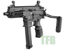 De Israel, subfusil en 9 mm para cargadores de Glock.
https://www.silver-shadow.com/Small%20Arms%20Manufacture/Gilboa%20Rifle/page1/index.php 00