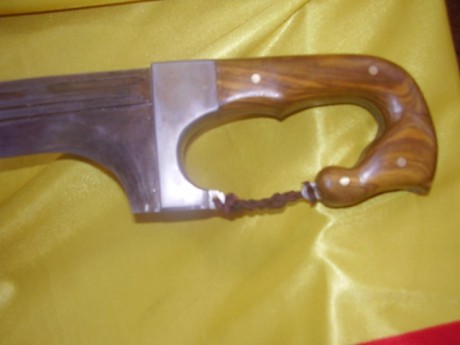 Hola:

Hace unos diez o más años me hice forjar por un cuchillero de la provincia de Gerona esta falcata 110