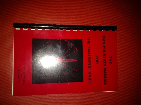Manual en ingles sobre el uso de la navaja Balisong, de los autores Tom Wei Ding y Tom Wei Toi. Su titulo 02
