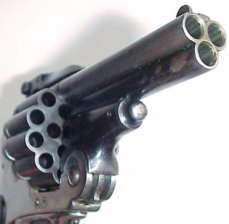 Quisiera saber si alguien conocia este modelo 
de revolvér apodado cervero.
por sus tres cañones.
yo vi 01