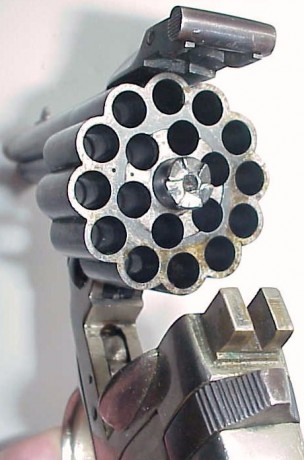 Quisiera saber si alguien conocia este modelo 
de revolvér apodado cervero.
por sus tres cañones.
yo vi 00