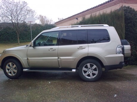 Un amigo me ha pedido que le eche una mano con este anuncio:

MITSUBISHI MONTERO AUTOMATICO Año 2007 200CV.
98.000km.
Enganche,Cabeceros 02