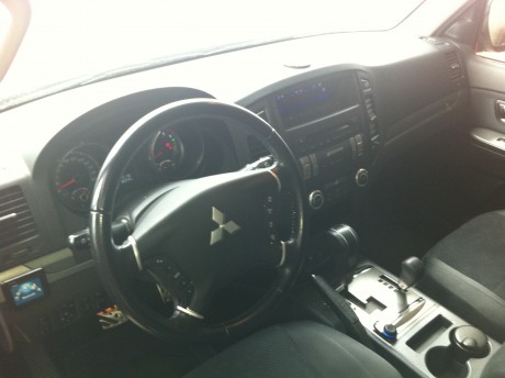 Un amigo me ha pedido que le eche una mano con este anuncio:

MITSUBISHI MONTERO AUTOMATICO Año 2007 200CV.
98.000km.
Enganche,Cabeceros 01