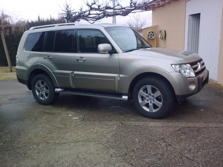 Un amigo me ha pedido que le eche una mano con este anuncio:

MITSUBISHI MONTERO AUTOMATICO Año 2007 200CV.
98.000km.
Enganche,Cabeceros 00