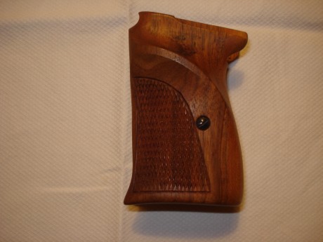 Pongo en venta unas cachas para Walther-Manurhin modelo PPK en madera de nogal con apoyo para el pulgar 02