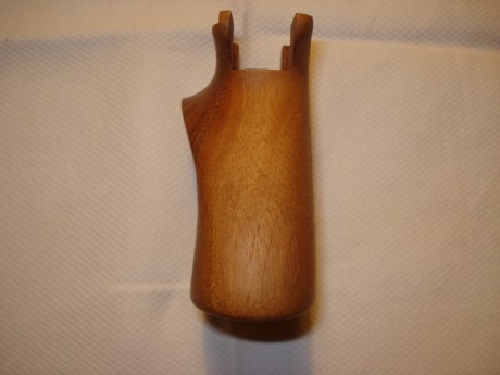Pongo en venta unas cachas para Walther-Manurhin modelo PPK en madera de nogal con apoyo para el pulgar 01