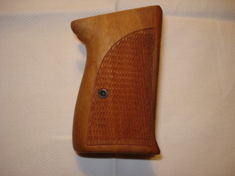 Pongo en venta unas cachas para Walther-Manurhin modelo PPK en madera de nogal con apoyo para el pulgar 00