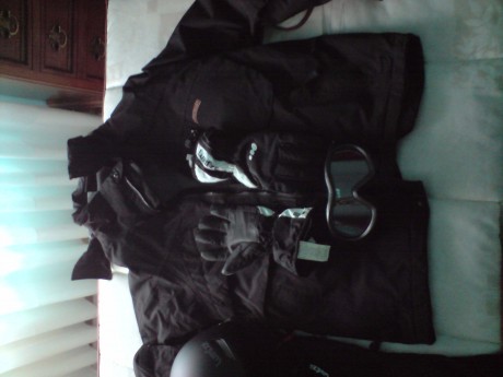 Se vende equipo completo de ski. El equipo se compone de casco, gafas, guantes
talla M, pantalones negros 11