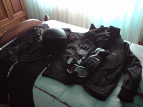 Se vende equipo completo de ski. El equipo se compone de casco, gafas, guantes
talla M, pantalones negros 00