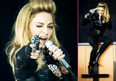 Pues a Madonna le importa poco la prohibición de portar armas en publico, tanto que en sus conciertos 00