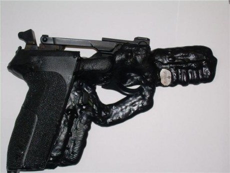 Fijaos como quedó el arma de un agente frncés que gustaba de secarla en el horno de su casa, a modo de 01