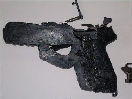 Fijaos como quedó el arma de un agente frncés que gustaba de secarla en el horno de su casa, a modo de 00