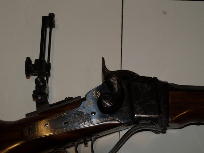 Os dejo un par de videos de este fabuloso rifle.
Es ingenioso el sistema de extracción de la vaina.



 101