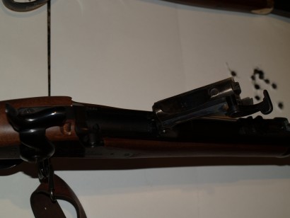 Os dejo un par de videos de este fabuloso rifle.
Es ingenioso el sistema de extracción de la vaina.



 100