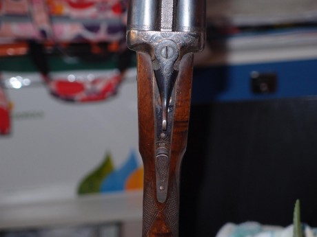 mi padre tiene una paralela con pletina entera que en un cañon pone fabrica de gaspar arizaga-eibar(españa).los 30
