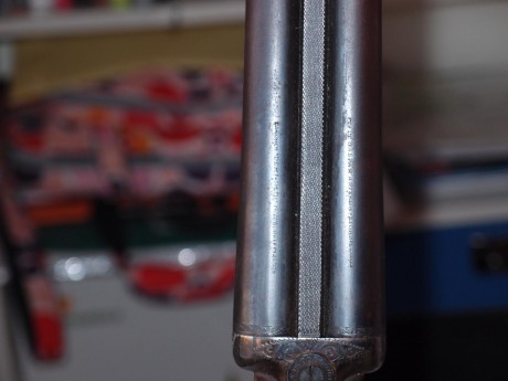 mi padre tiene una paralela con pletina entera que en un cañon pone fabrica de gaspar arizaga-eibar(españa).los 40