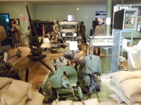  Buen corto !! pero hay una gran pega!! esos uniformes ni siquiera son españoles y esas escopetas de caza 142