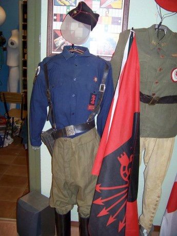  Buen corto !! pero hay una gran pega!! esos uniformes ni siquiera son españoles y esas escopetas de caza 171