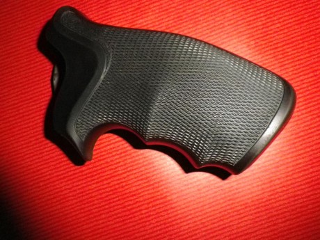 Vendo cachas de goma para el revolver Dan Wesson. Son de la casa Pachmayr y están, como se ve en la foto, 01