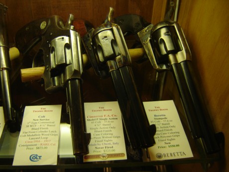 Pues he visto en armise que ademas de los simple accion de uberti tambien tiene los Beretta.

Pero me 00