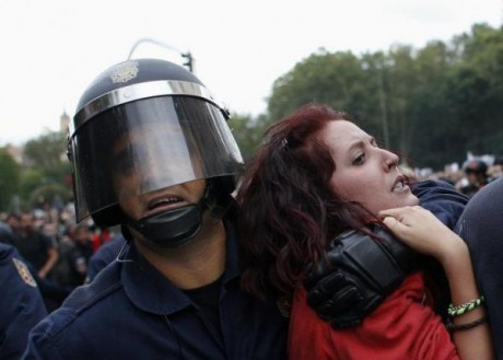 Hoy viendo el telediario de esta cadena , manifiesta que la policia se paso de la raya y actuo de manera 81