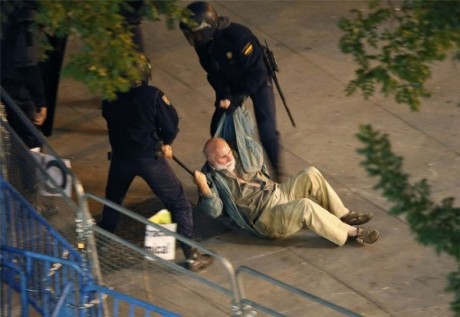 Hoy viendo el telediario de esta cadena , manifiesta que la policia se paso de la raya y actuo de manera 80