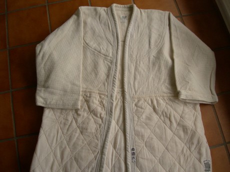 Vendo  Kimono  para  Judo . 
Poquísimo uso, ya que el chaval sólo dio cinco clases.

Medidas en centímetros 01