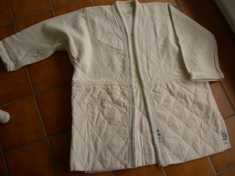 Vendo  Kimono  para  Judo . 
Poquísimo uso, ya que el chaval sólo dio cinco clases.

Medidas en centímetros 00
