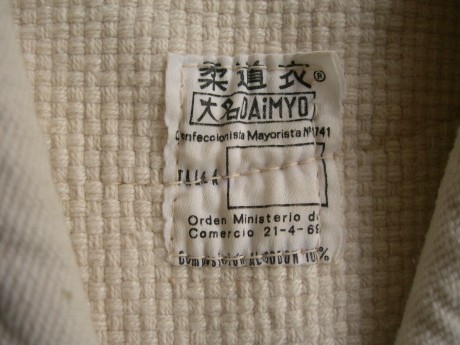 Vendo  Kimono  para  Judo . 
Poquísimo uso, ya que el chaval sólo dio cinco clases.

Medidas en centímetros 12