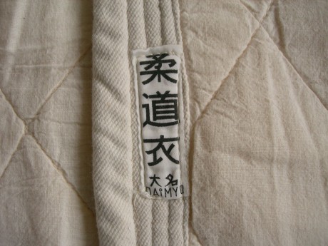 Vendo  Kimono  para  Judo . 
Poquísimo uso, ya que el chaval sólo dio cinco clases.

Medidas en centímetros 11