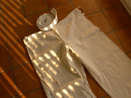 Vendo  Kimono  para  Judo . 
Poquísimo uso, ya que el chaval sólo dio cinco clases.

Medidas en centímetros 10