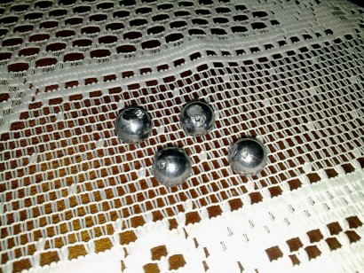 Hola a todos, ayer me di cuenta fundiendo con el molde de .464 que de 100 bolas que fundí por lo menos 02