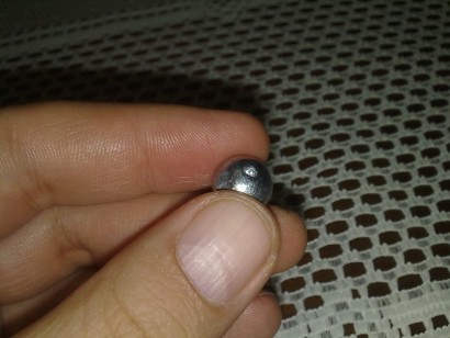 Hola a todos, ayer me di cuenta fundiendo con el molde de .464 que de 100 bolas que fundí por lo menos 00