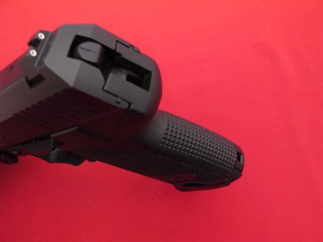 Bueno viendo este video me percato que la USP compact que aparece en el tiene mucho más pequeño el martillo 30
