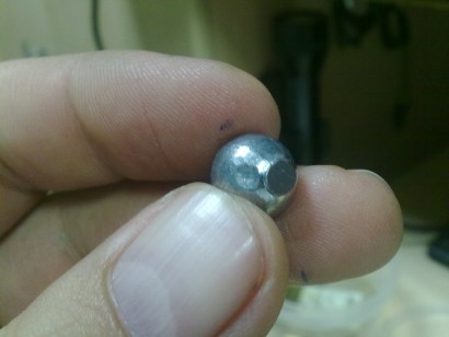 Hola a todos, ayer me di cuenta fundiendo con el molde de .464 que de 100 bolas que fundí por lo menos 21