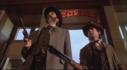 Compañeros,

En vista de las ganas de algunos (Elcafe, Wilcow, Vrakk, etc) por adivinar armas de películas 01