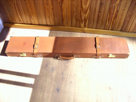 Vendo estuche de cuero para arma larga sin desmontar en perfecto estado. Precio 275 euros. Rebajado a 02