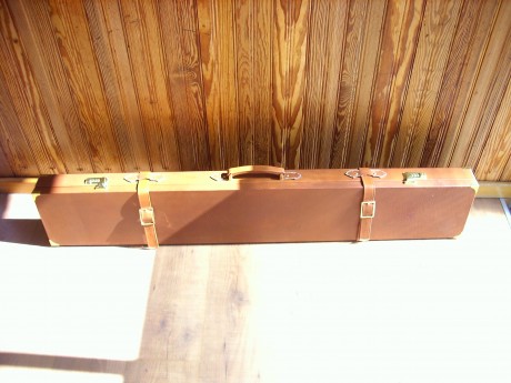 Vendo estuche de cuero para arma larga sin desmontar en perfecto estado. Precio 275 euros. Rebajado a 01