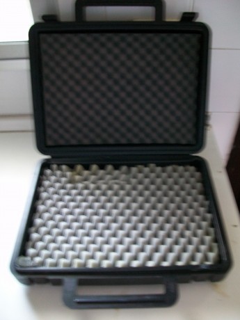 En Madrid, vendo maletín de tiro, plástico, medidas interiores 38x27, perfecto estado, como nuevo. 20 00