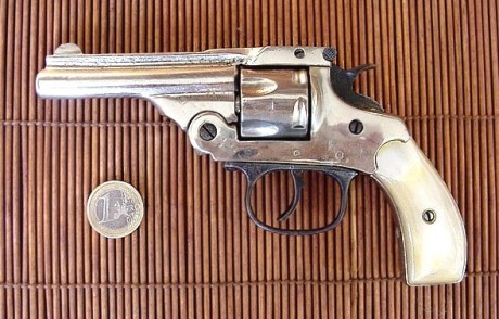 Necesito plano o esquema de despiece y todos los datos posibles de este revolver para restauración
Es 01