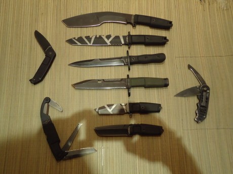 Estos son mis Extrema Ratio, la foto es antigua, la navaja de la derecha (Police)ya no la tengo la cambié 00
