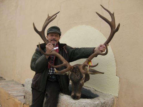 Venado puro español, medalla de oro ya homologado, abatido en montería. Yo mido 1,81 de estatura, para 00