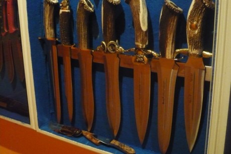 Hola, quiero colgar en la pared o dentro de una vitrina mi coleccion de cuchillos y bayonetas, hay algunos 92